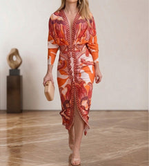 vestido midi elegante estampado em tons de laranja com decote em v profundo