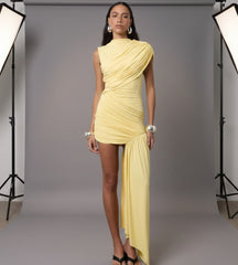 Vestido feminino curto drapeado amarelo elegante para festas
