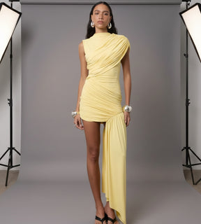 Vestido feminino curto drapeado amarelo elegante para festas
