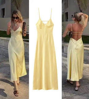 Vestido longo amarelo acetinado estilo slip dress para verão elegante
