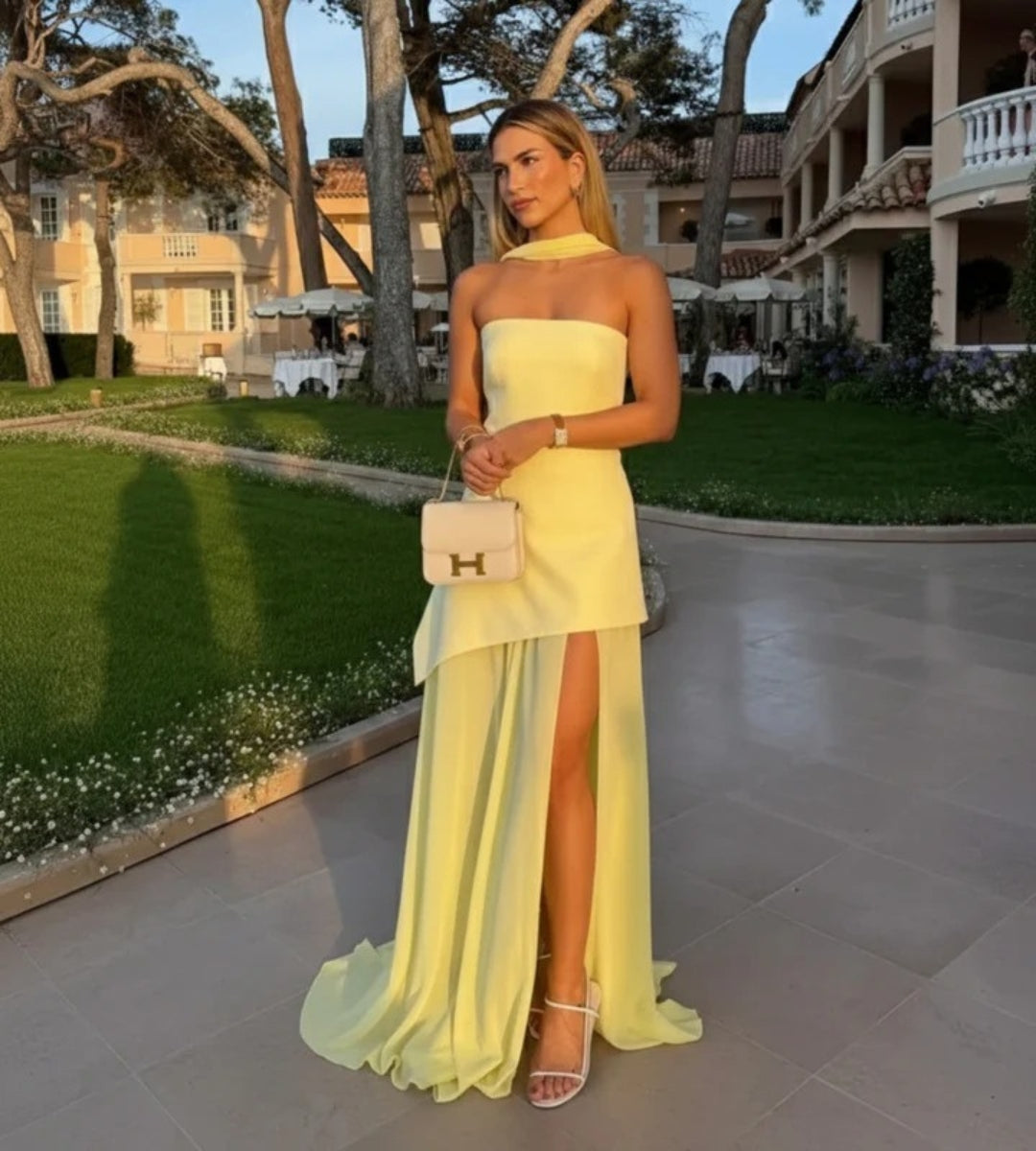 Vestido longo elegante feminino com fenda frontal
