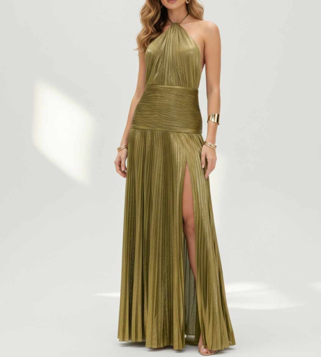 vestido longo dourado plissado com fenda frontal