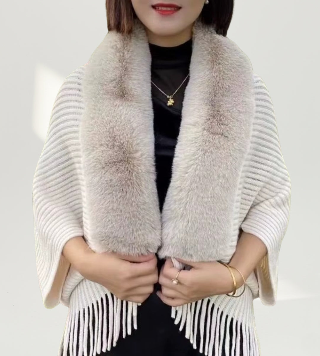  xale feminino bege em tricô com gola de pele sintética e franjas elegantes ideal para looks sofisticados de inverno
